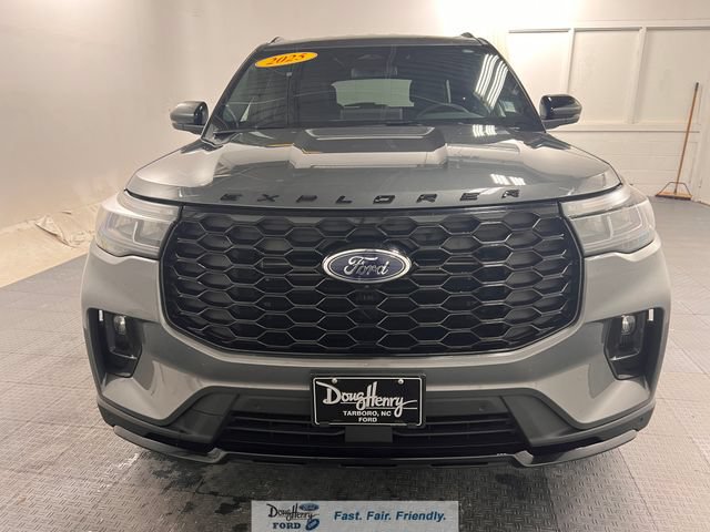 Used 2025 Ford Explorer ST-Line w/ Premium Package RWD image 2