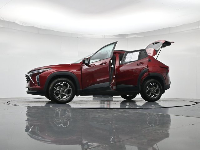 Used 2025 Chevrolet Trax LT w/ LT Convenience Package FWD image 56