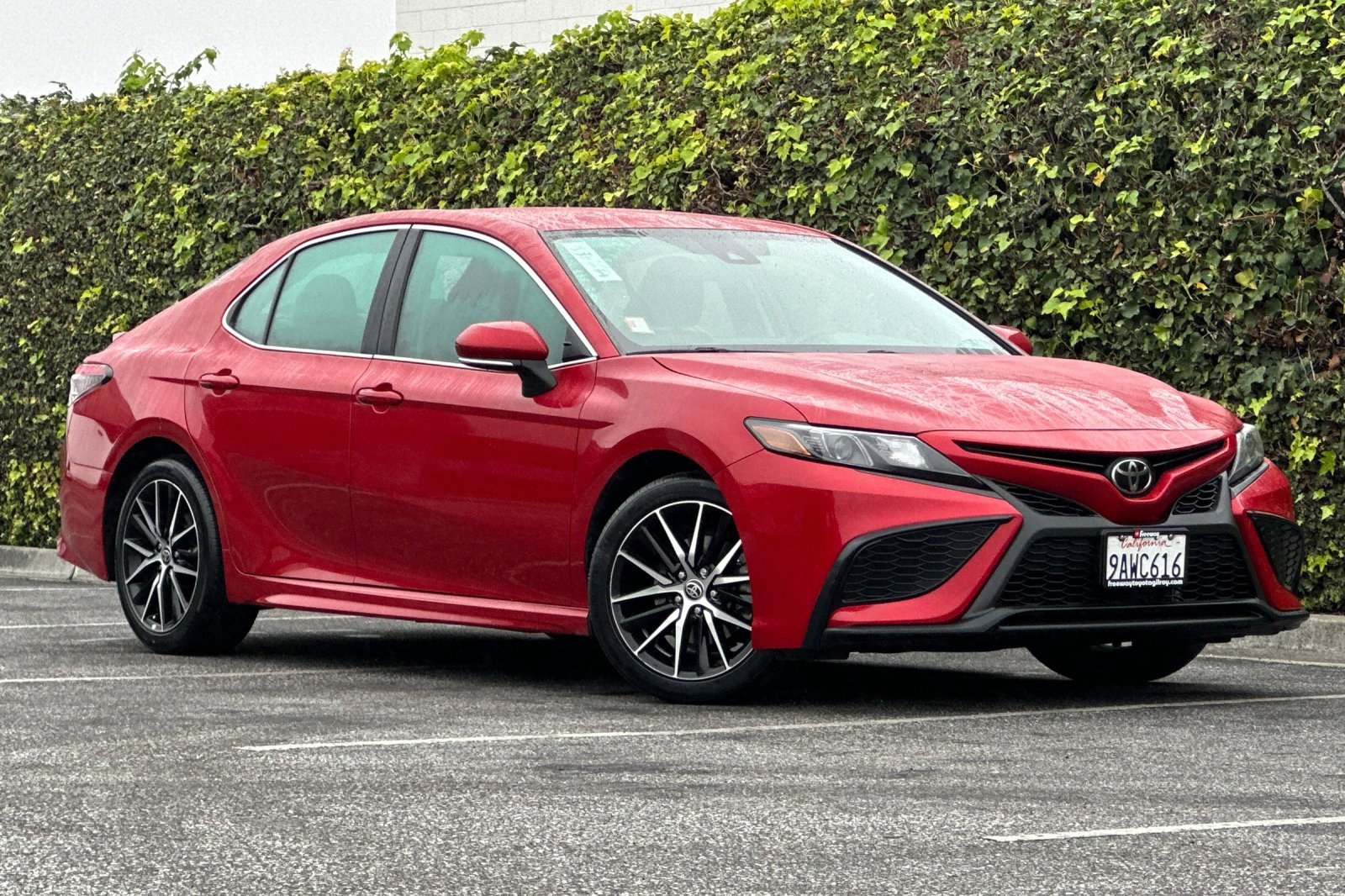 Used 2022 Toyota Camry SE image 2