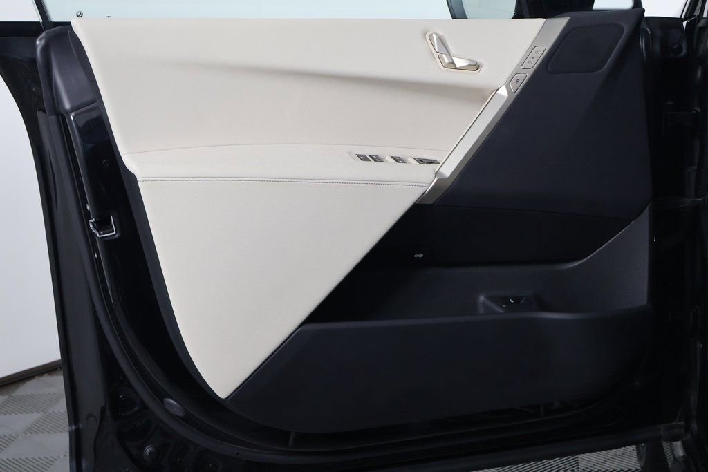 Used 2023 BMW iX xDrive50 w/ Sport Package image 12