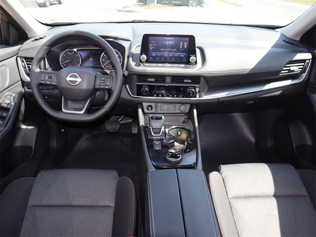 Certified 2025 Nissan Rogue SV image 17