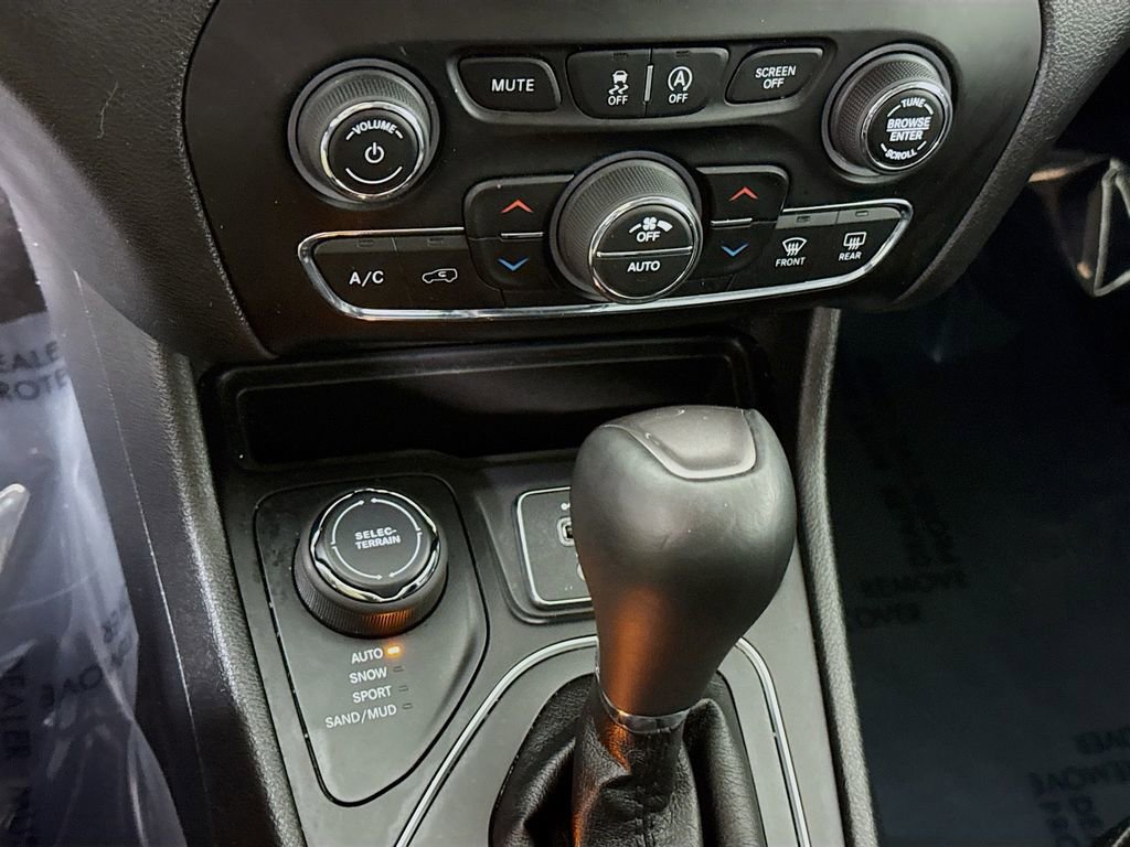 Used 2019 Jeep Cherokee Latitude Plus w/ Comfort/Convenience Group image 8