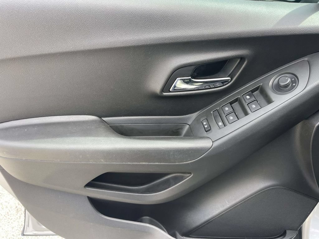 Used 2017 Chevrolet Trax LT FWD image 14