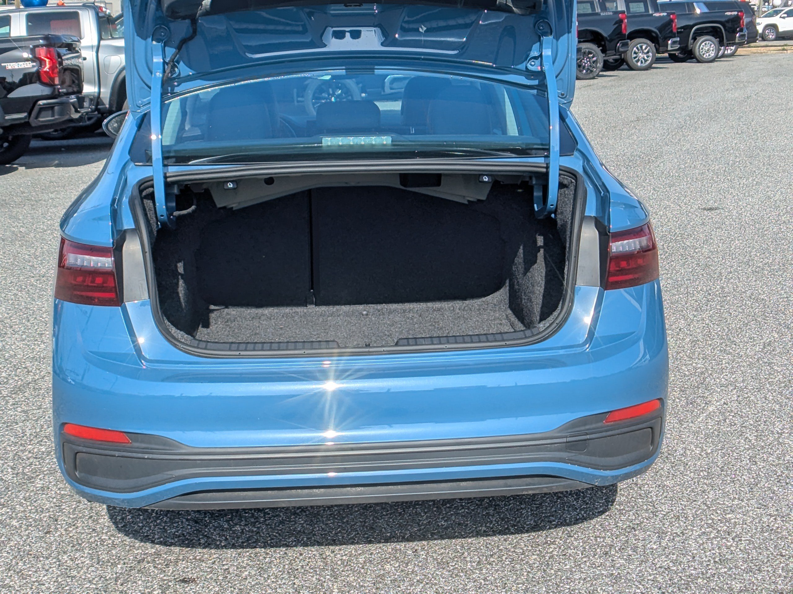 Used 2025 Volkswagen Jetta SE FWD image 8