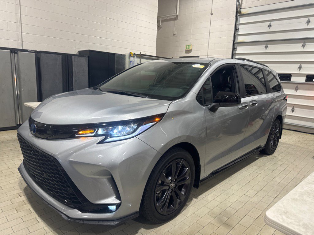 Used 2025 Toyota Sienna XSE w/ XSE Plus Package image 15