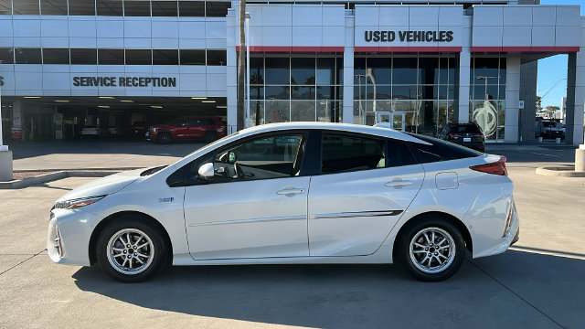 Used 2018 Toyota Prius Prime Advanced w/ Carpet Mat Package FWD image 3