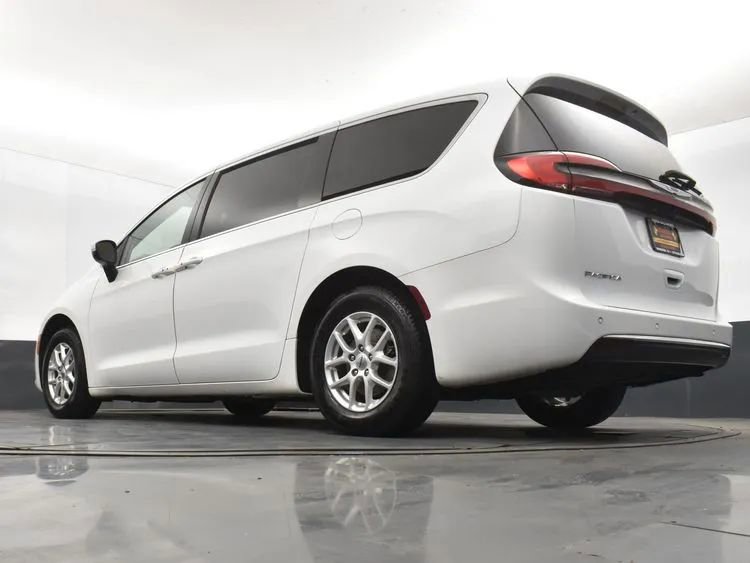 Used 2023 Chrysler Pacifica Touring-L FWD image 12