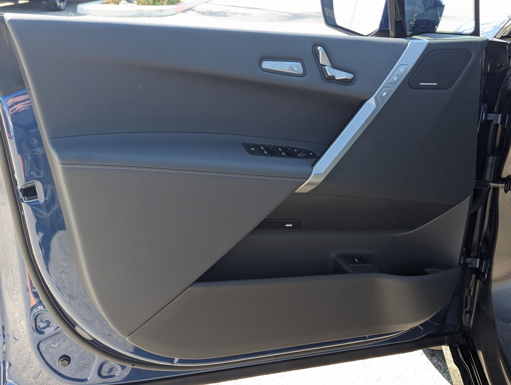 Used 2025 BMW iX xDrive50 w/ Premium Package image 14