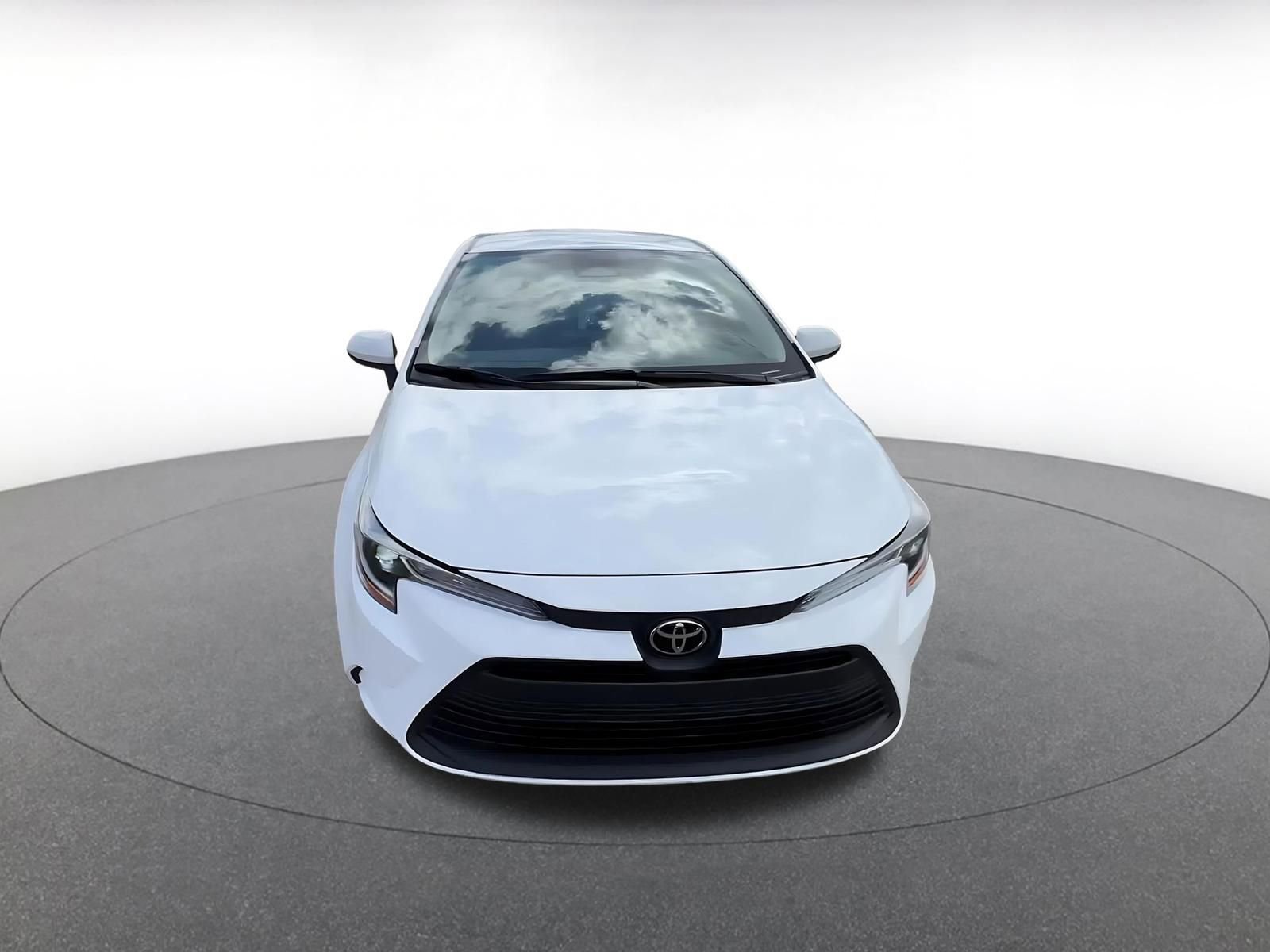Used 2025 Toyota Corolla LE FWD image 4