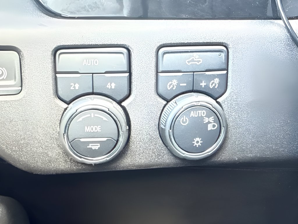Used 2024 Chevrolet Silverado 1500 LT AWD/4WD image 20