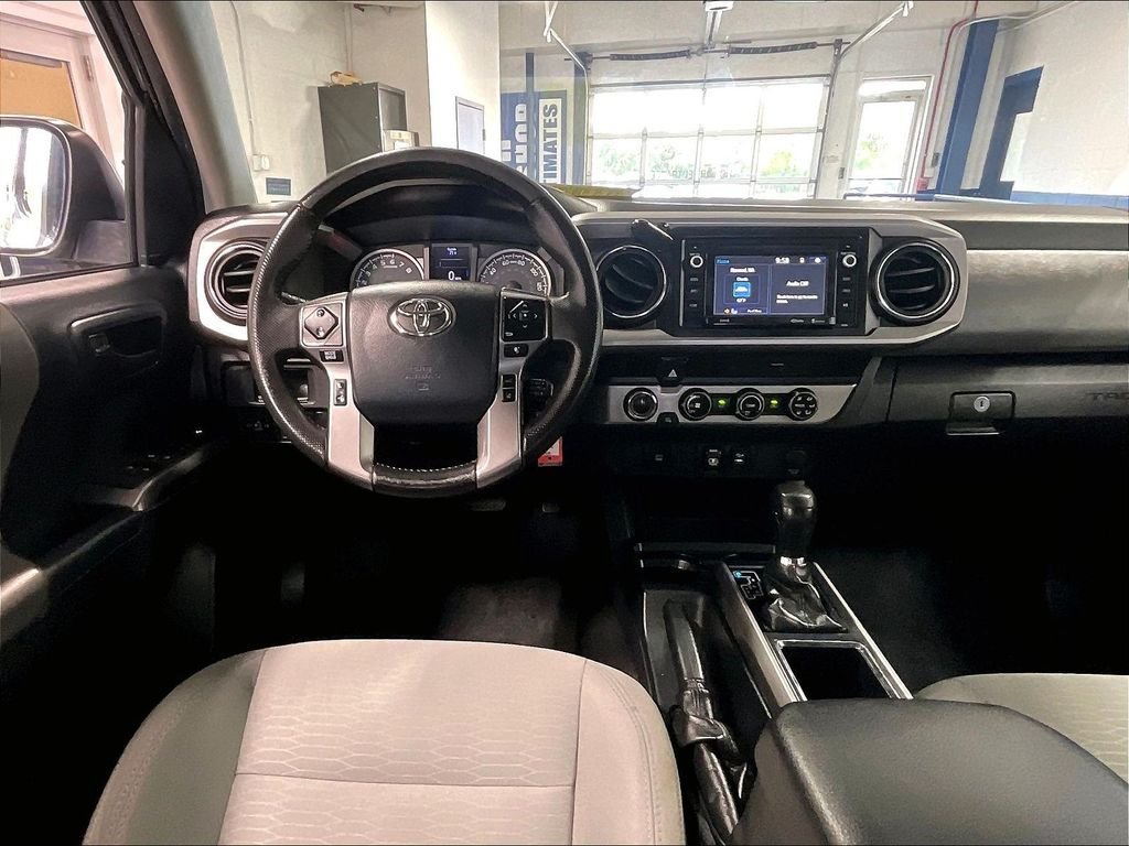 Used 2018 Toyota Tacoma SR5 AWD/4WD image 17