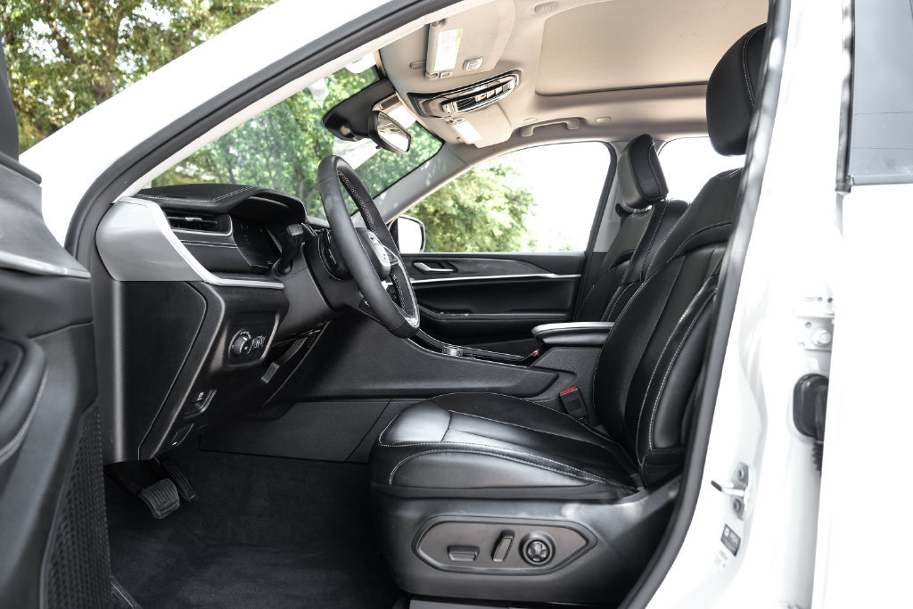 Used 2023 Jeep Grand Cherokee L Limited AWD/4WD image 44