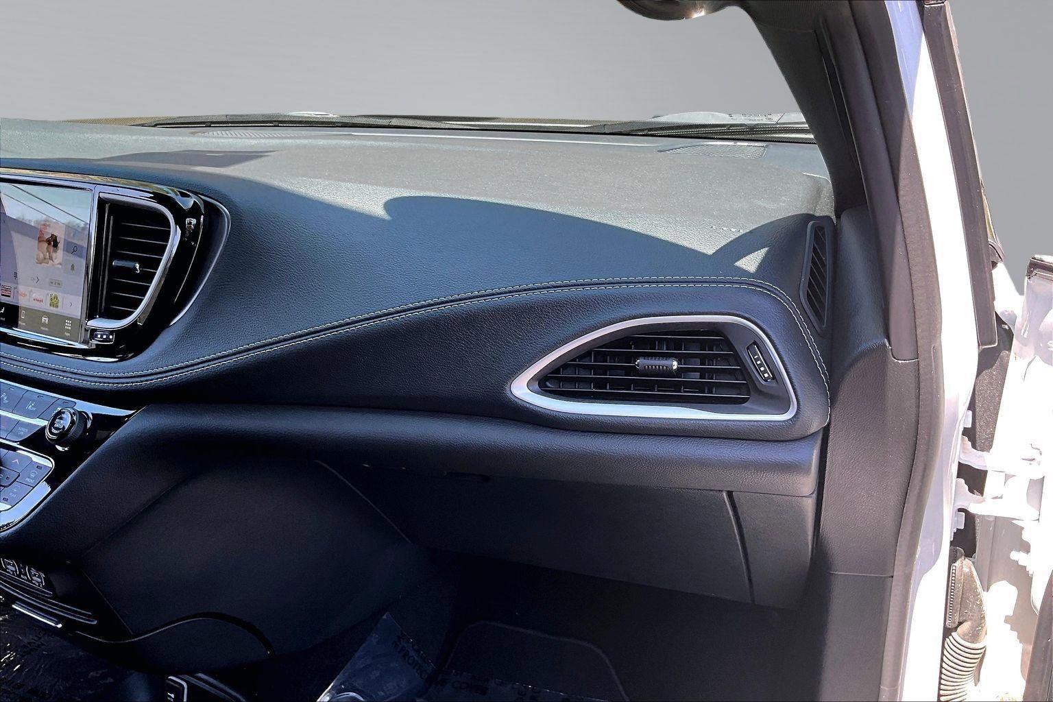 Used 2025 Chrysler Pacifica Select image 18