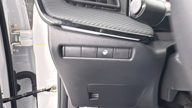 Certified 2025 Nissan Kicks SR image 33