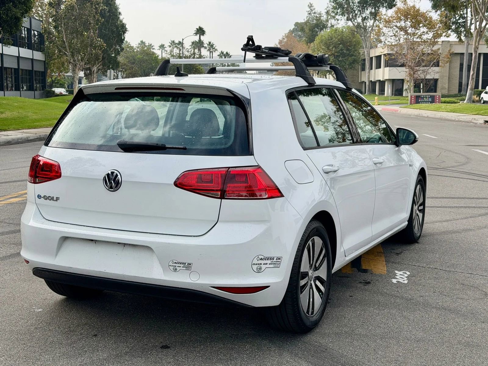 Used 2016 Volkswagen e-Golf SE w/ DC Fast Charging Package image 8