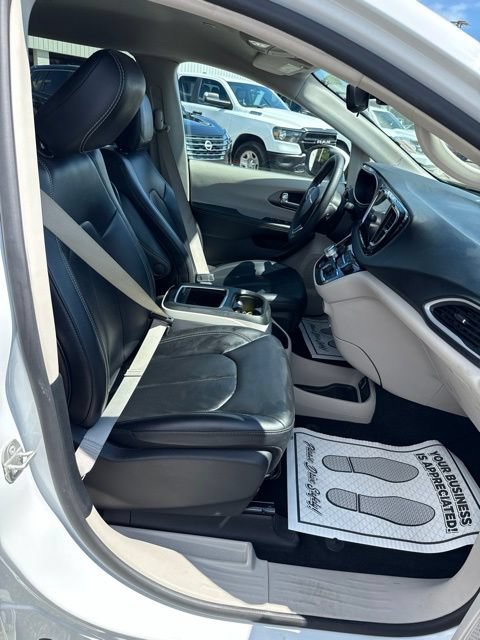 Used 2023 Chrysler Pacifica Touring-L FWD image 19