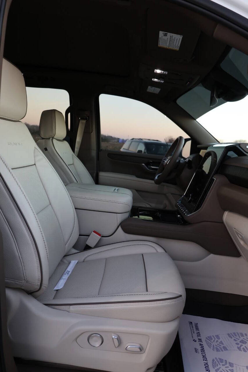 Used 2025 GMC Yukon XL Denali w/ Sun & Power Step Package image 15