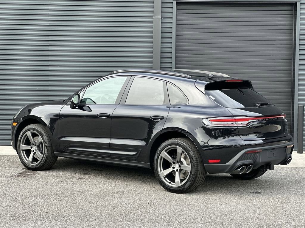 Certified 2025 Porsche Macan image 3