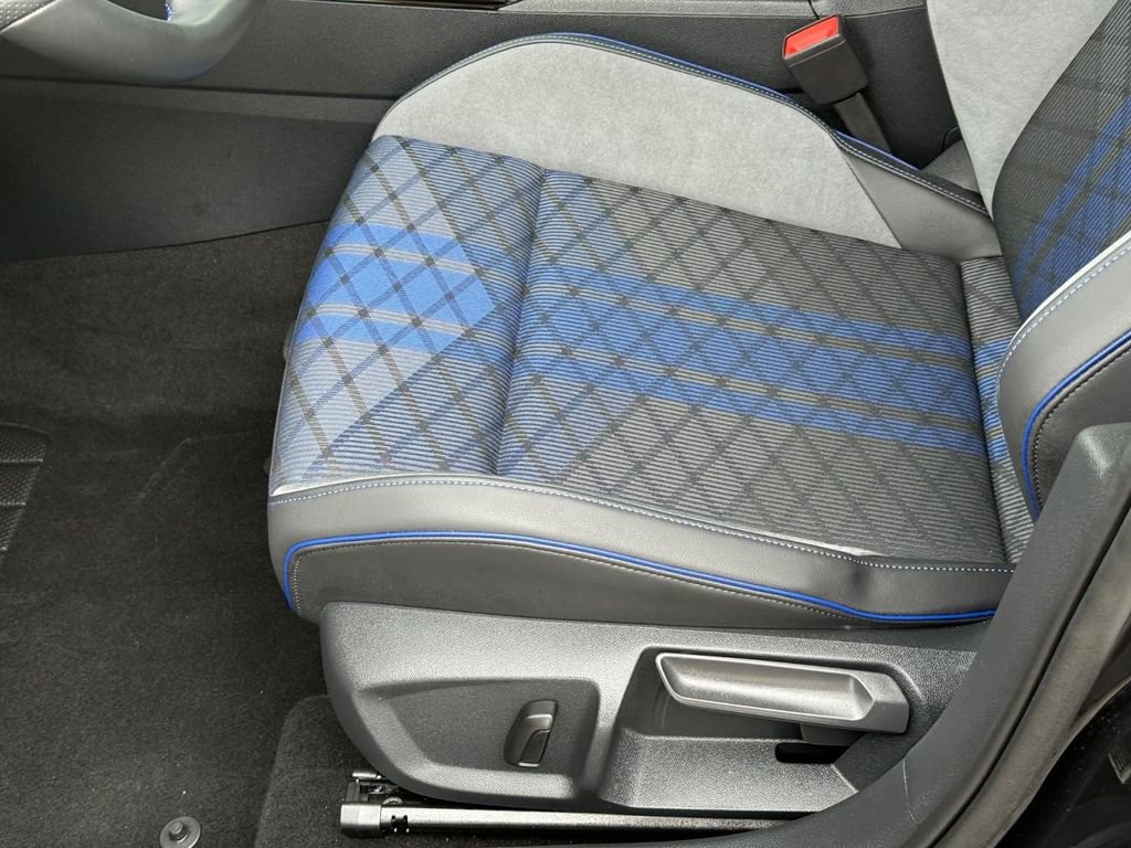 Certified 2025 Volkswagen Golf R Black Edition AWD/4WD image 22