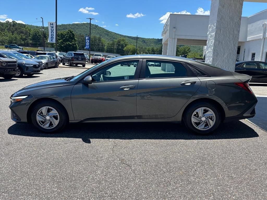 Used 2024 Hyundai Elantra SE FWD image 24