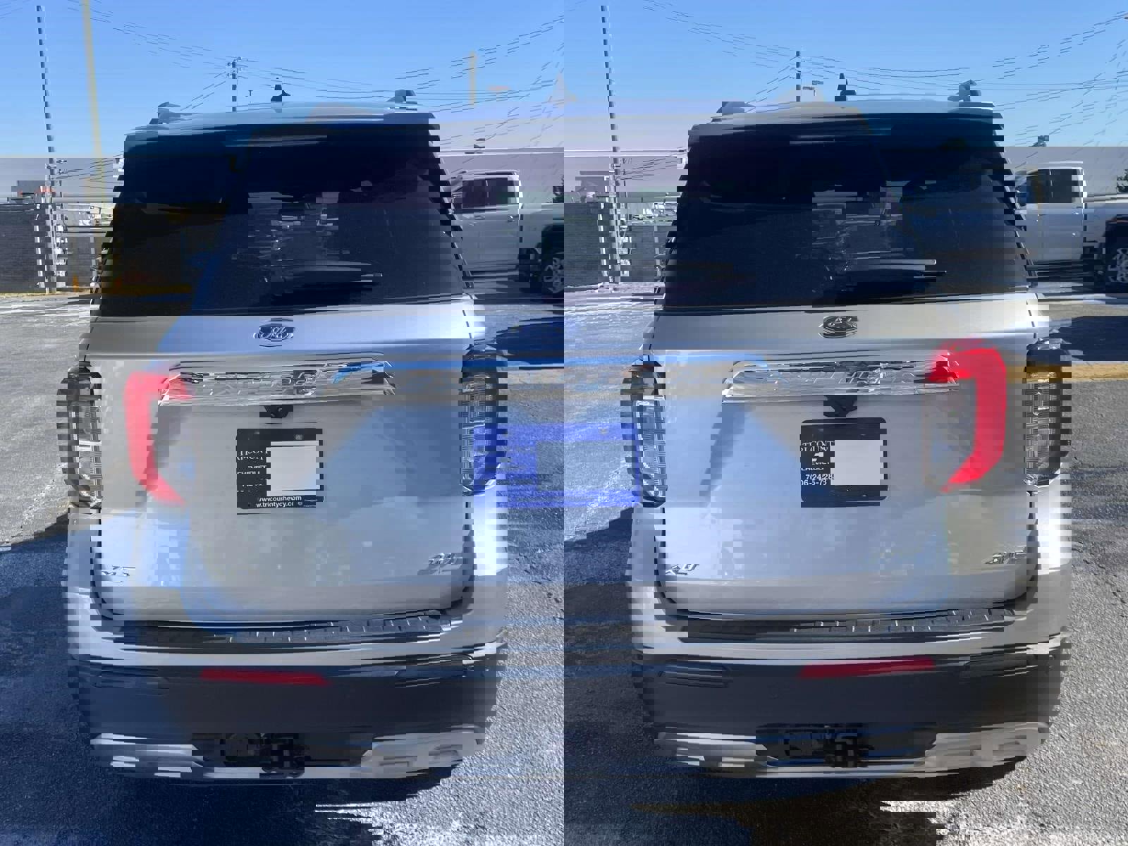 Used 2022 Ford Explorer XLT w/ Equipment Group 202A image 4