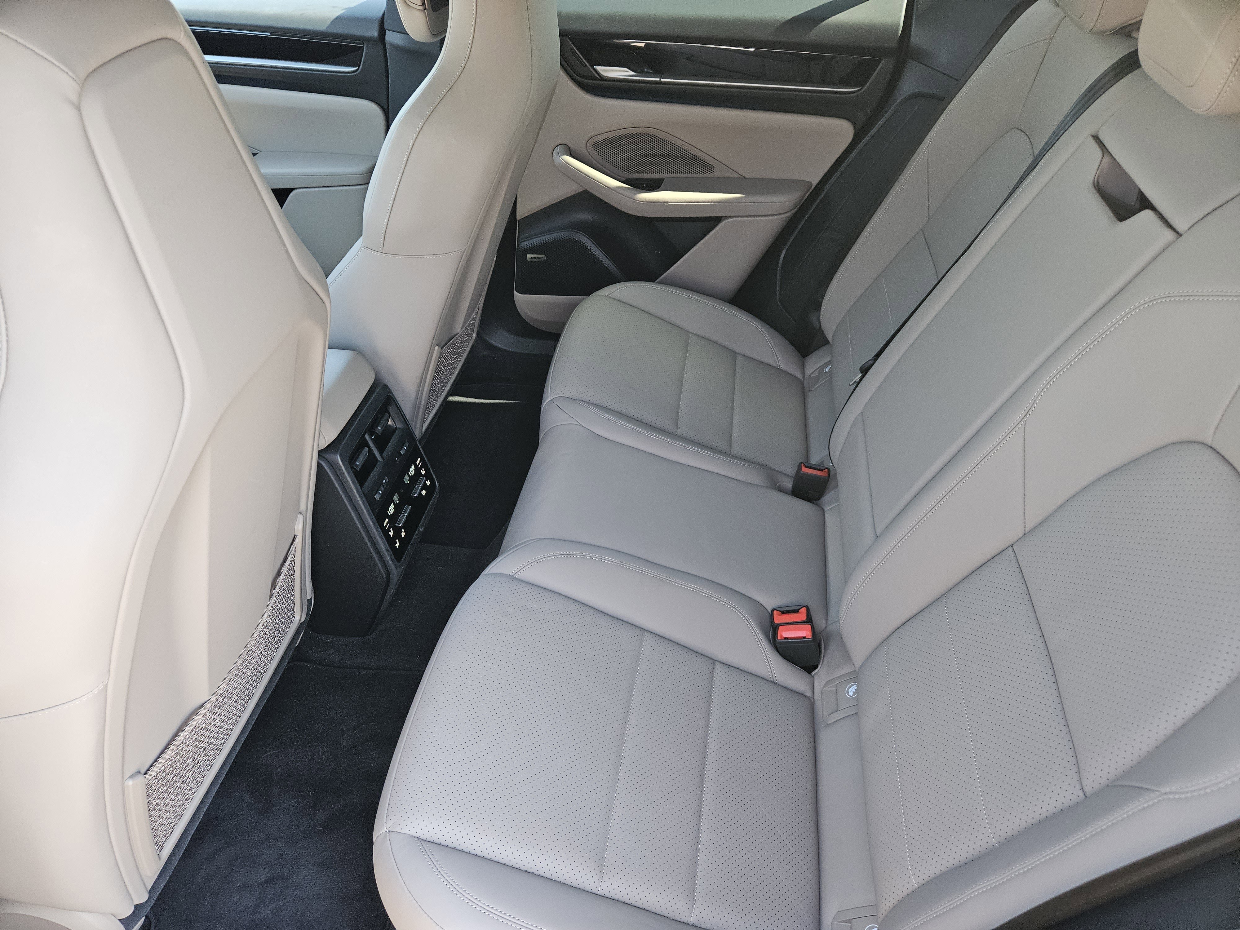 Certified 2025 Porsche Macan 4 Electric image 28