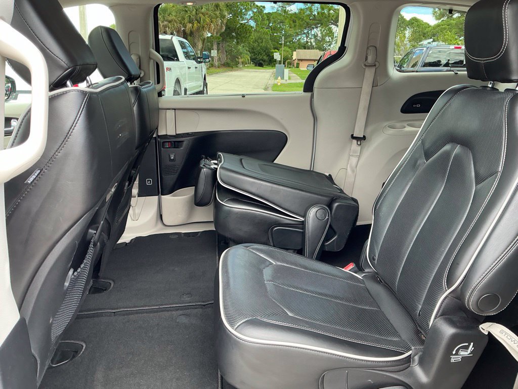Used 2023 Chrysler Pacifica Limited FWD image 34