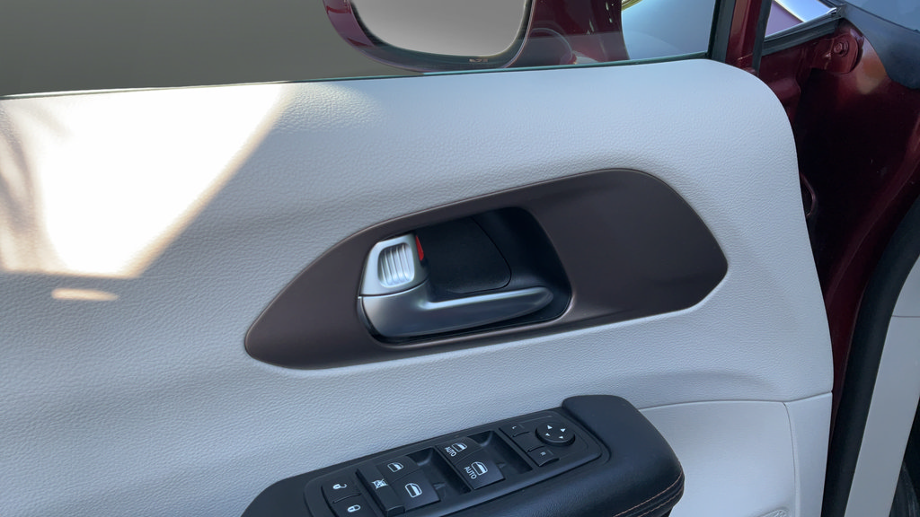 Used 2019 Chrysler Pacifica Touring Plus w/ Cold Weather Group FWD image 29