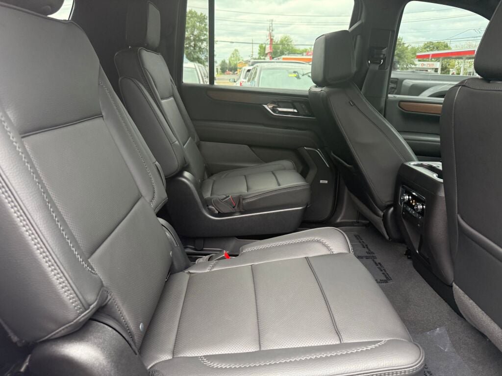 Used 2026 GMC Yukon XL Denali w/ Sun & Power Step Package AWD/4WD image 30