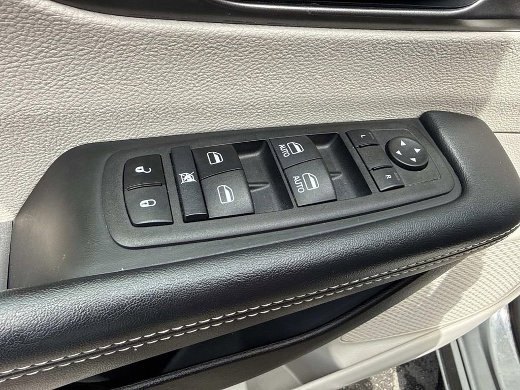 Used 2023 Chrysler Pacifica Touring-L FWD image 23