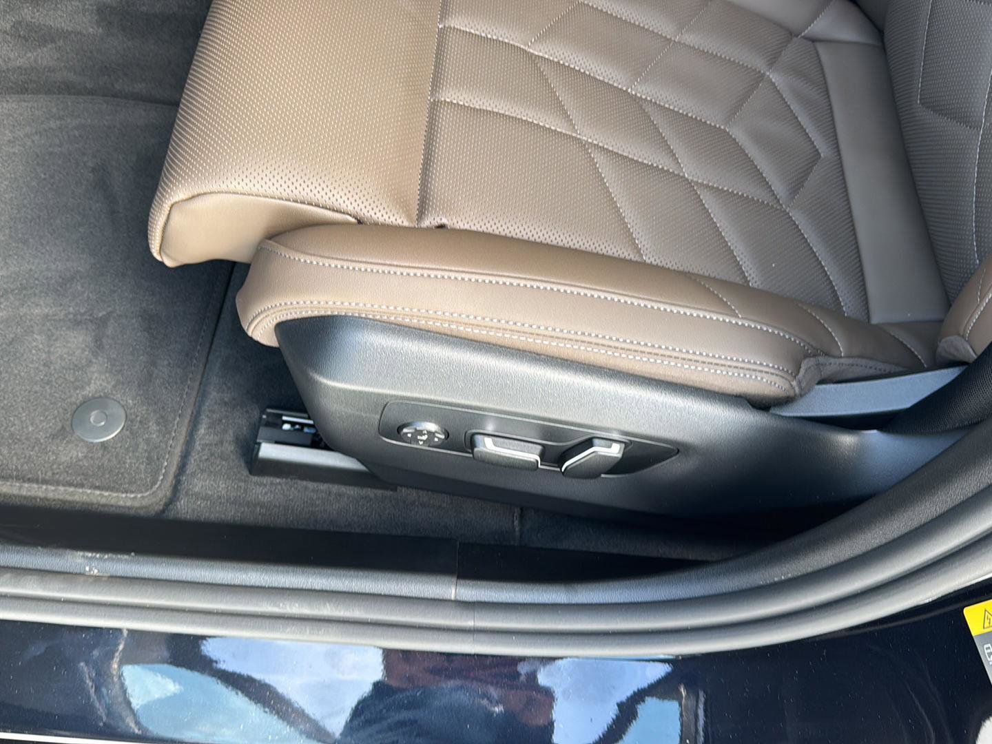 New 2026 BMW 550e xDrive w/ Executive Package image 29