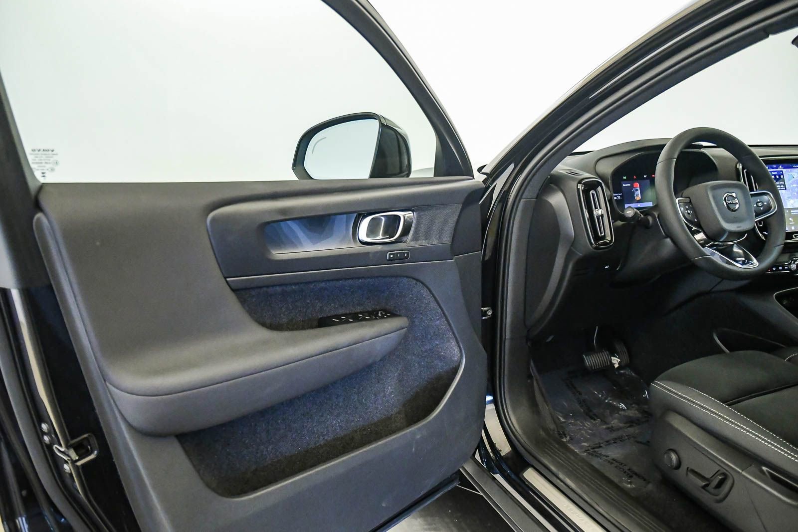 Certified 2023 Volvo C40 P8 Recharge Plus image 23