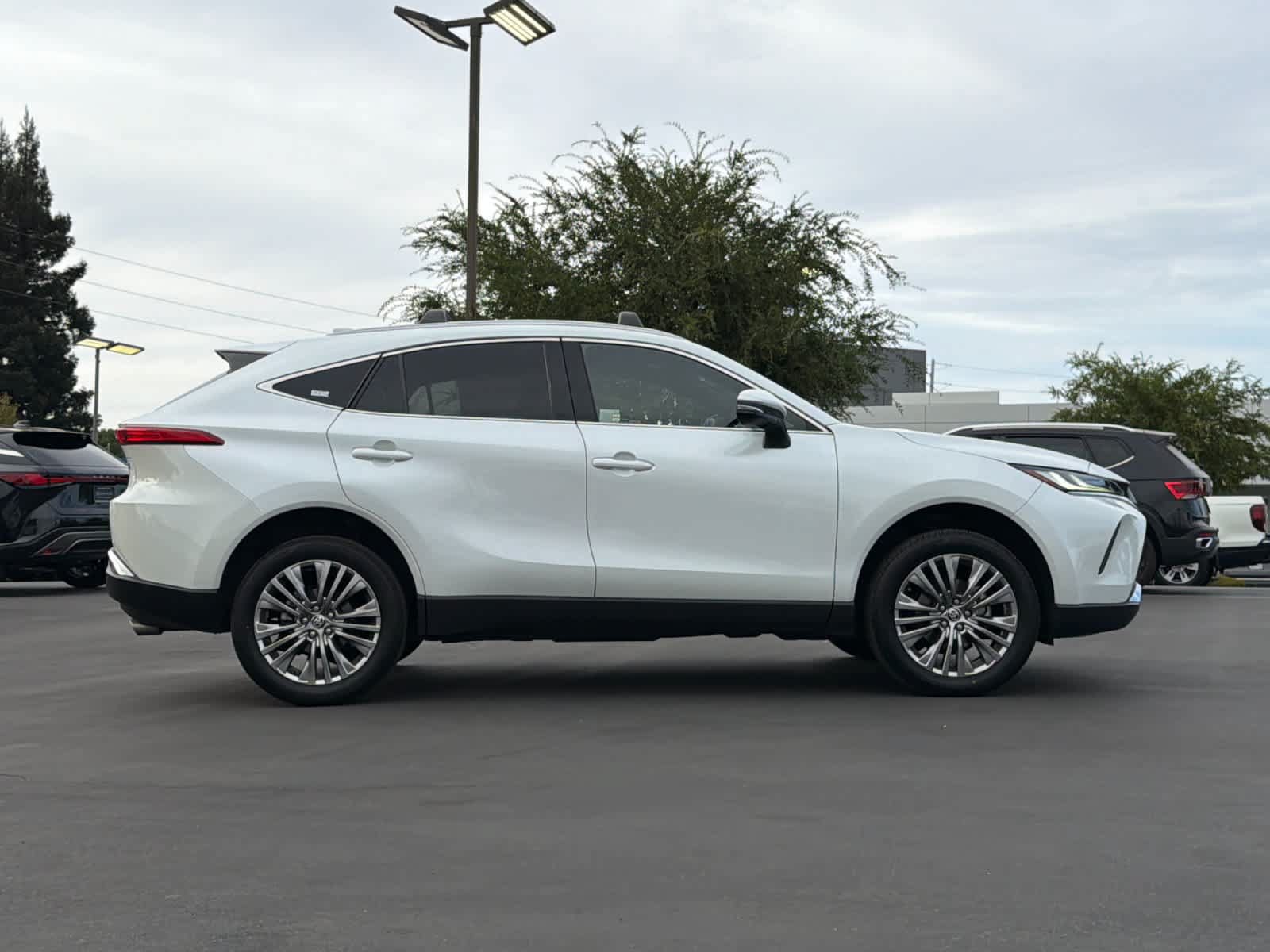 Used 2023 Toyota Venza XLE AWD/4WD image 6