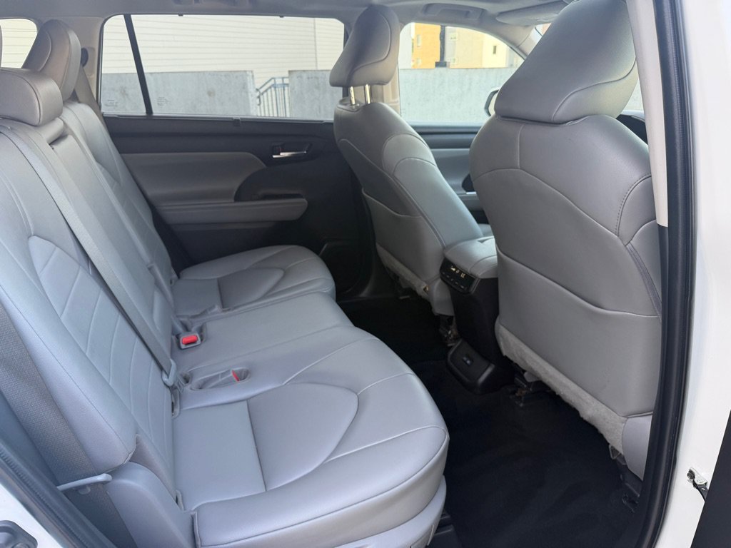 Used 2022 Toyota Highlander XLE AWD/4WD image 21