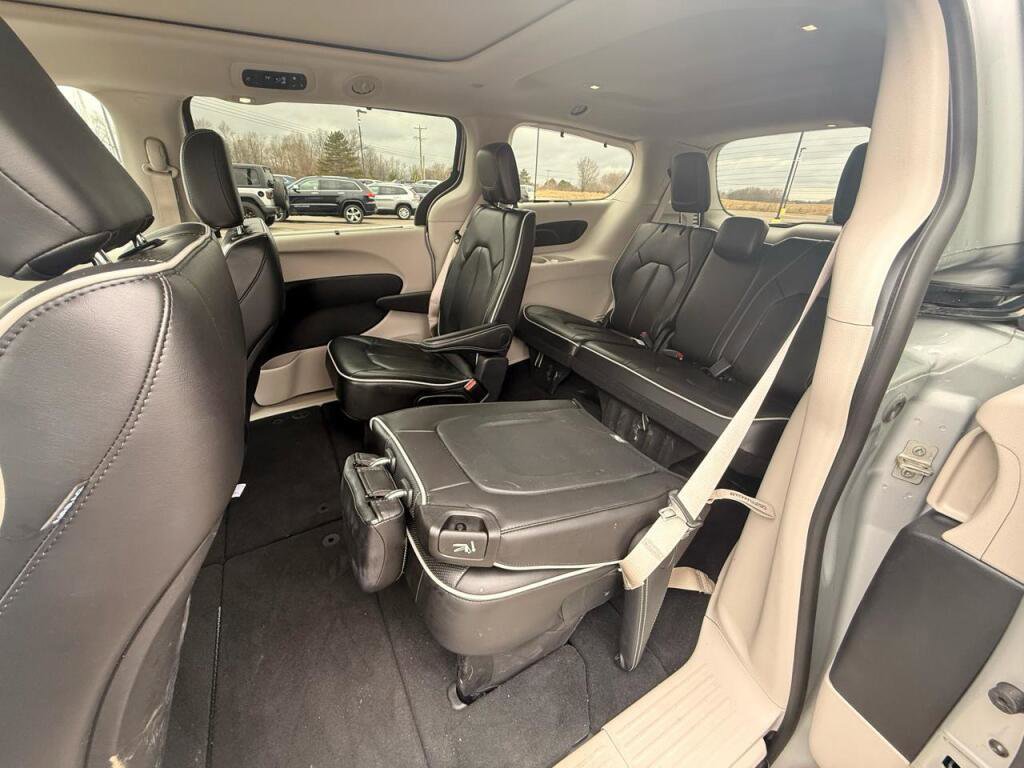 Used 2024 Chrysler Pacifica Limited image 12