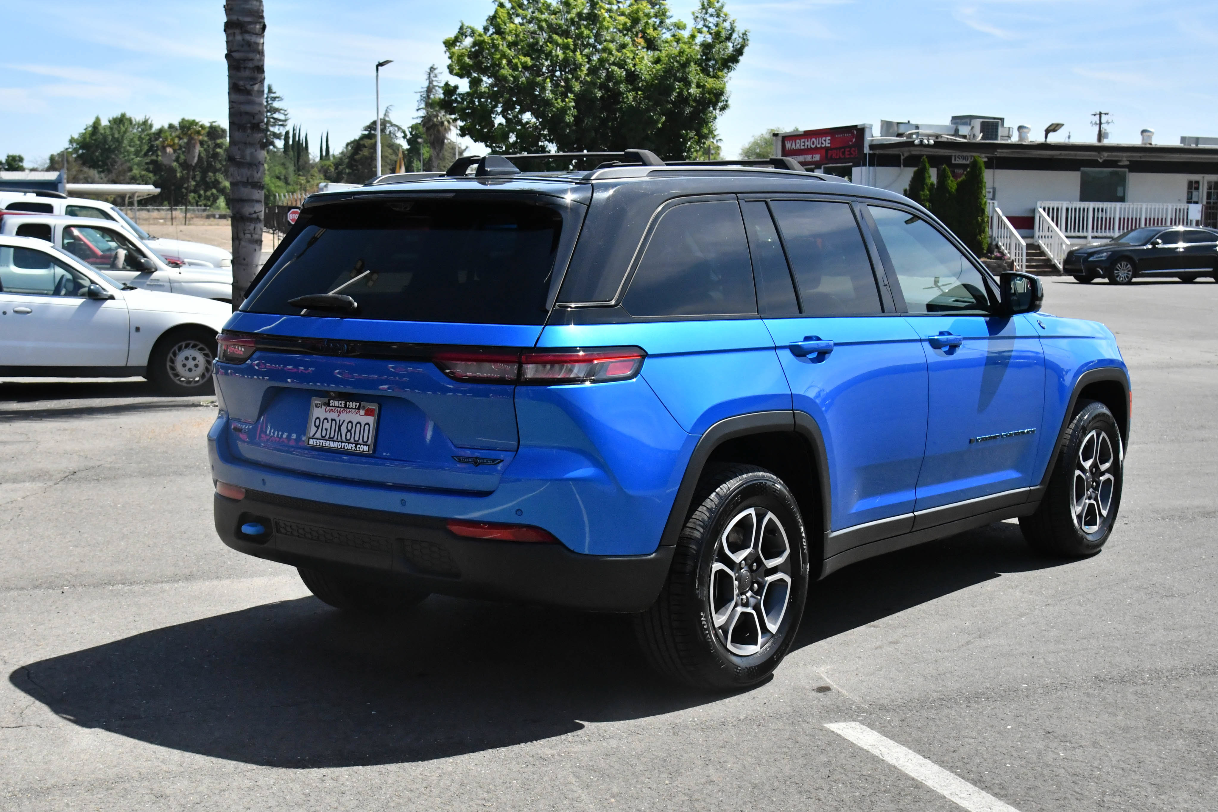 Used 2023 Jeep Grand Cherokee Trailhawk w/ Advanced Protech Group II AWD/4WD image 8