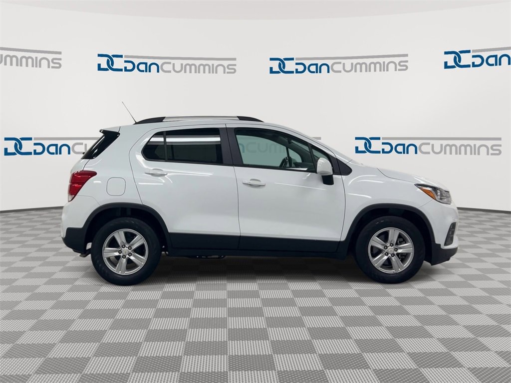 Used 2022 Chevrolet Trax LT w/ LT Convenience Package image 9