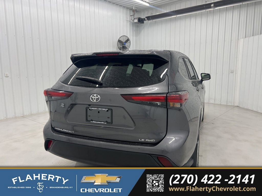 Used 2024 Toyota Highlander LE image 3