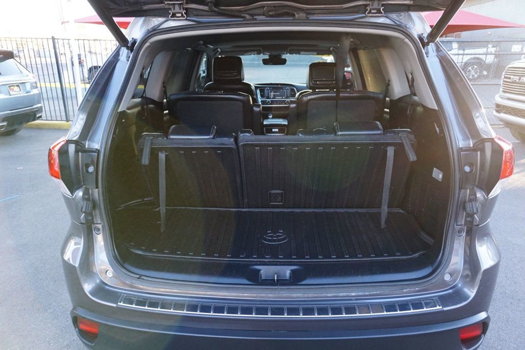 Used 2017 Toyota Highlander SE FWD image 8