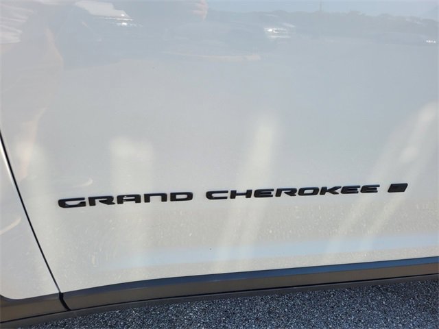 New 2025 Jeep Grand Cherokee Laredo image 3