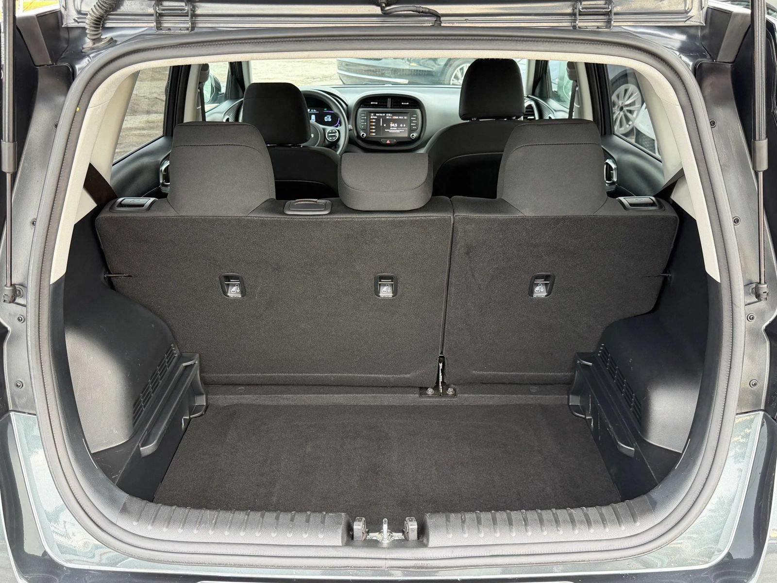 Used 2025 Kia Soul LX w/ LX Technology Package FWD image 14