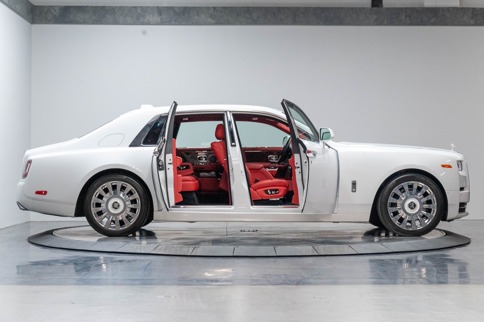 Used 2019 Rolls-Royce Phantom Sedan RWD image 44