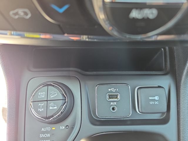 Used 2020 Jeep Cherokee Trailhawk AWD/4WD image 16