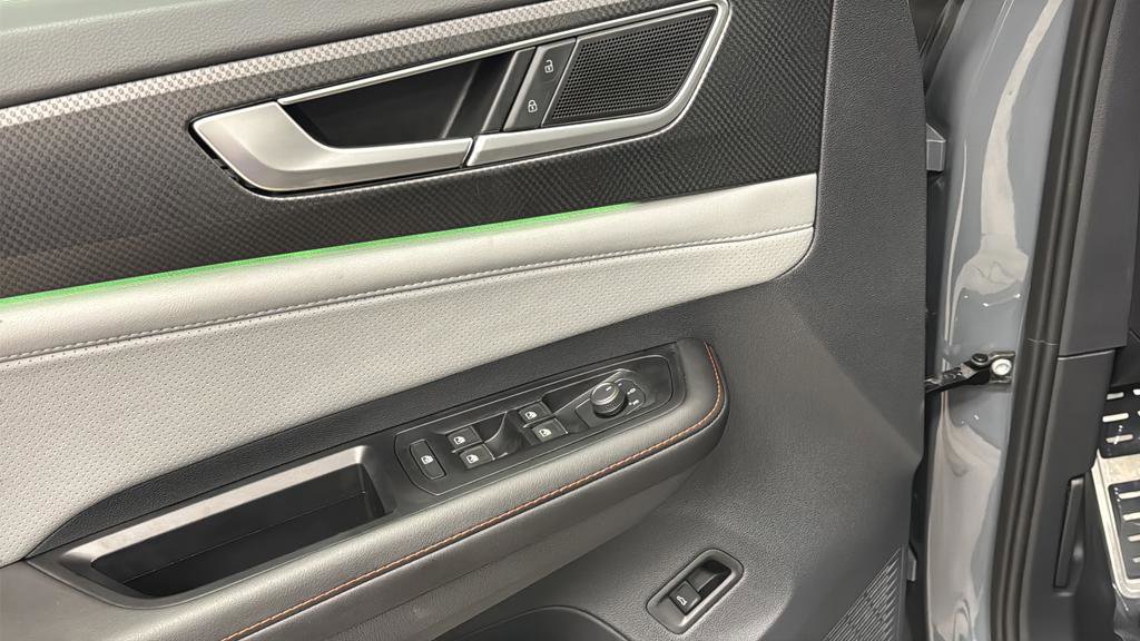Used 2025 Volkswagen Atlas Peak Edition SE image 21