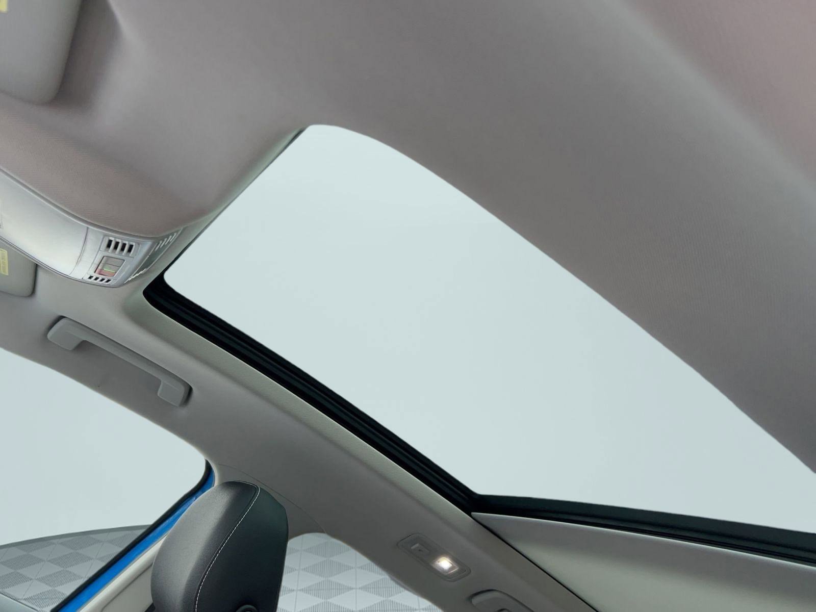 Certified 2025 Volkswagen Taos SE w/ Panoramic Sunroof Package image 15