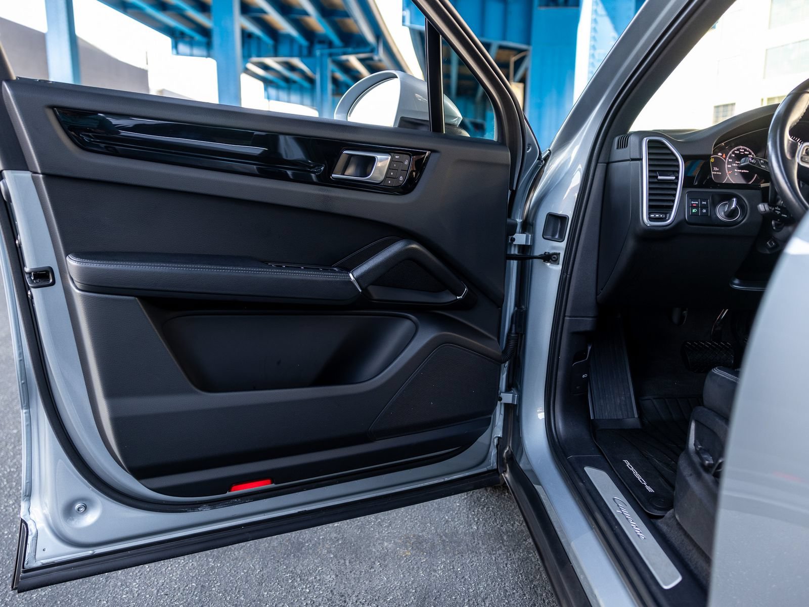 Certified 2023 Porsche Cayenne w/ Premium Package AWD/4WD image 39