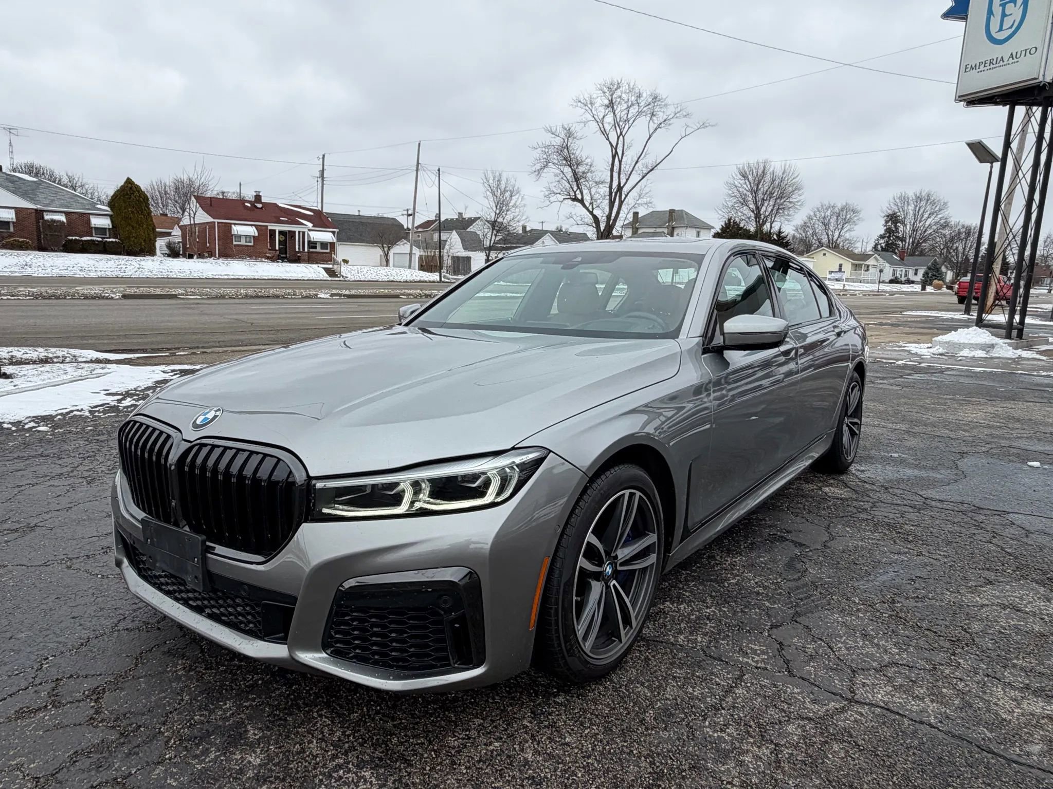 Used 2022 BMW 740i xDrive w/ M Sport Package image 4