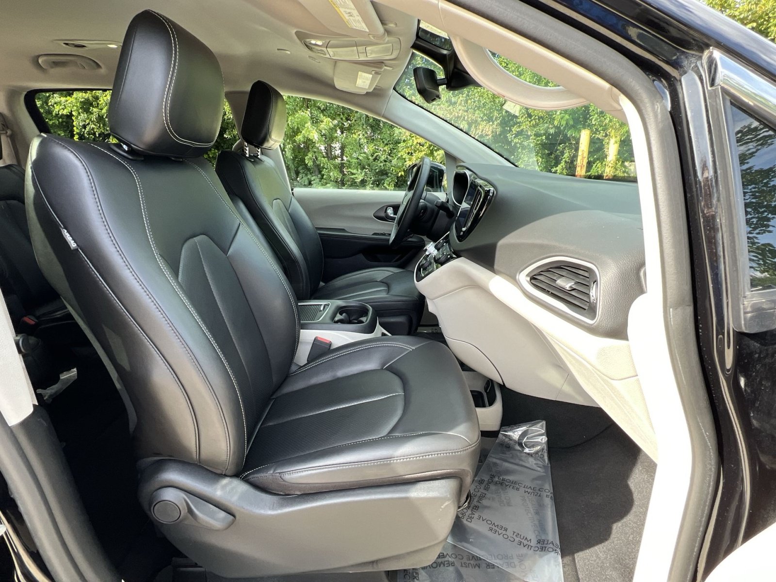 Used 2024 Chrysler Pacifica Touring-L FWD image 24