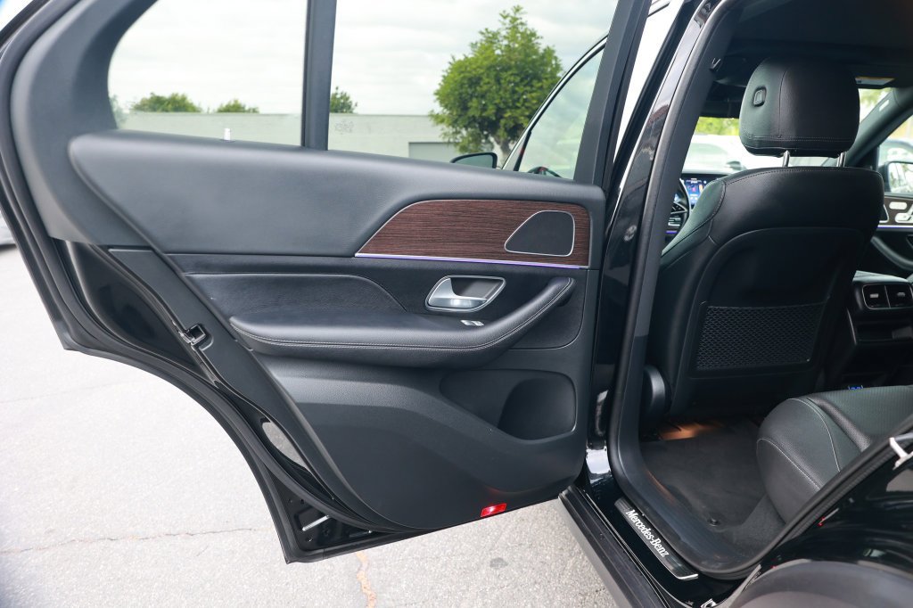 Used 2025 Mercedes-Benz GLE 450e 4MATIC w/ Driver Assistance Package image 36