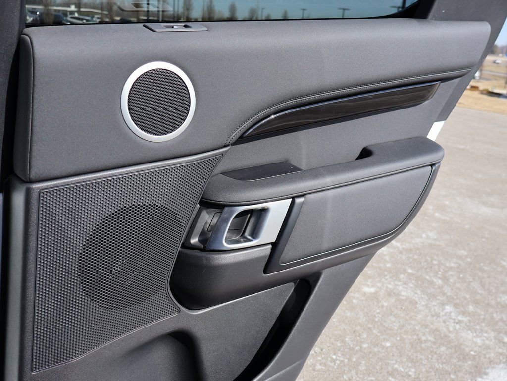 Used 2025 Land Rover Discovery S image 15
